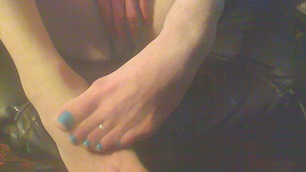 24P Amateur femme boy in white nylons and blue toes