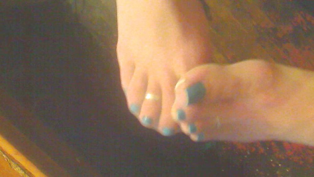 24P Amateur femme boy in white nylons and blue toes