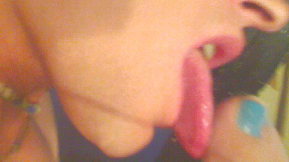 24P Amateur femme boy in white nylons and blue toes