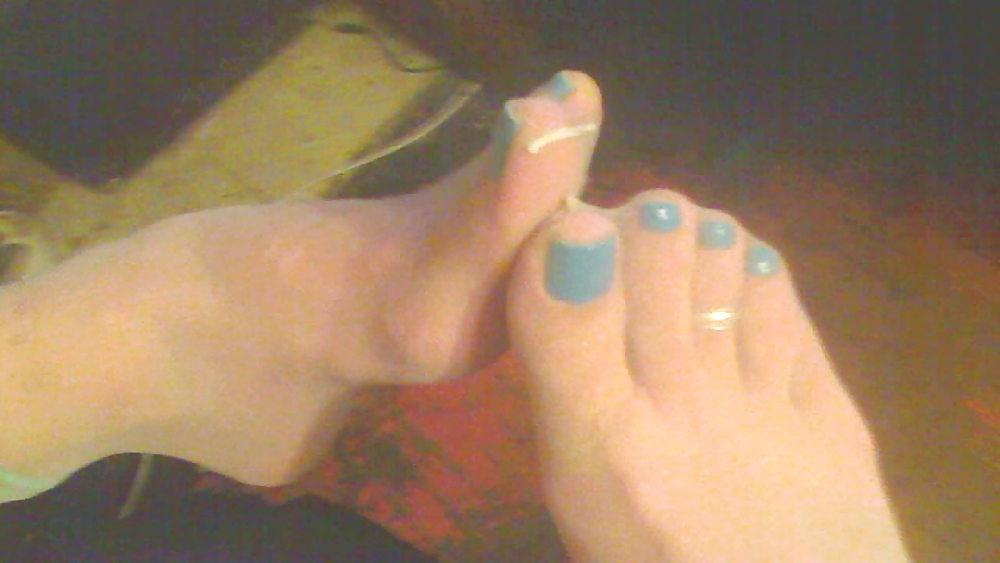 24P Amateur femme boy in white nylons and blue toes