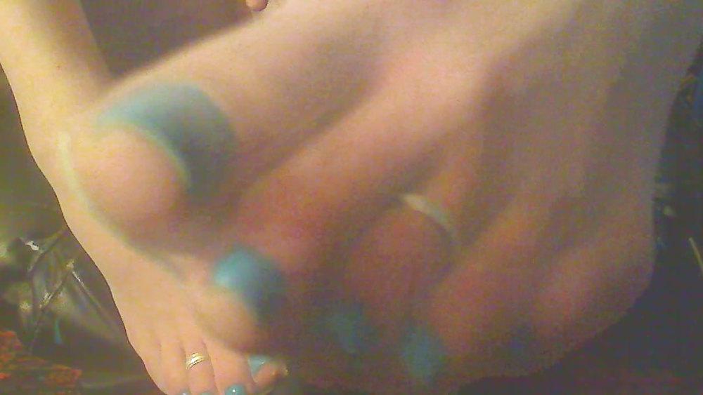 24P Amateur femme boy in white nylons and blue toes