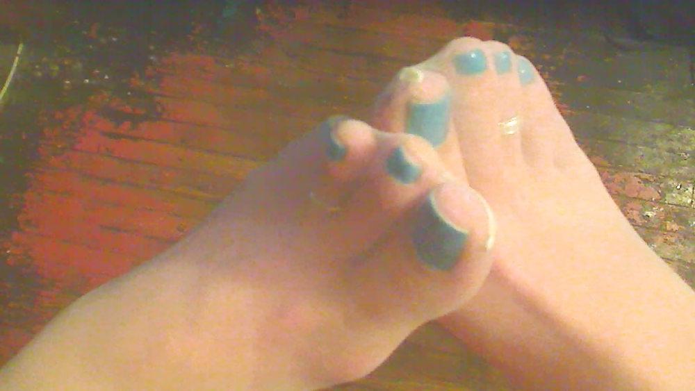 24P Amateur femme boy in white nylons and blue toes