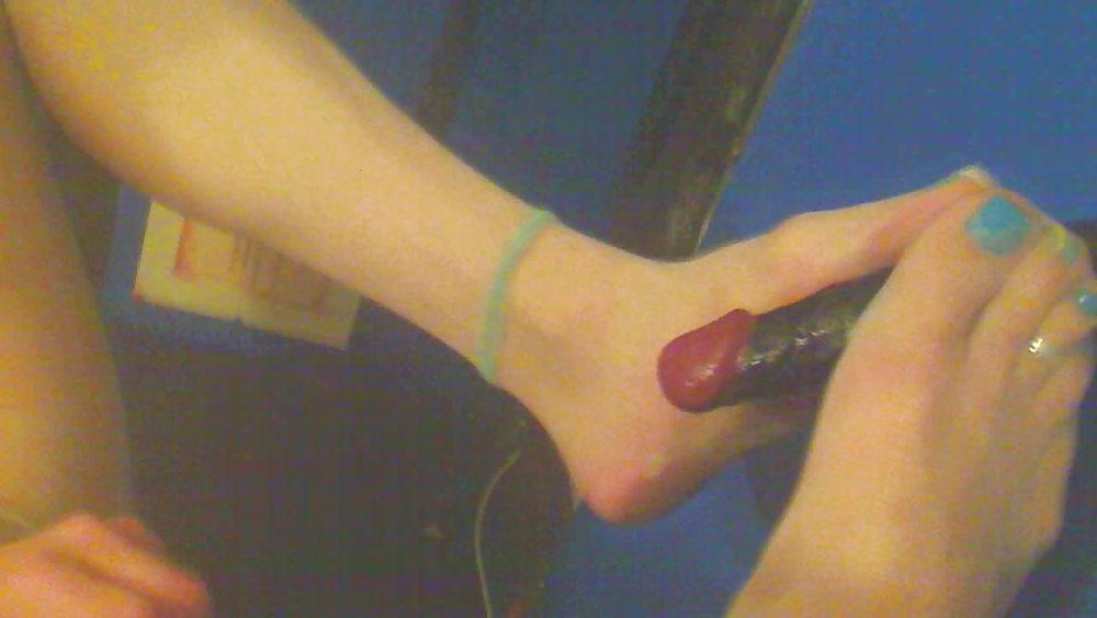 24P Amateur femme boy in white nylons and blue toes