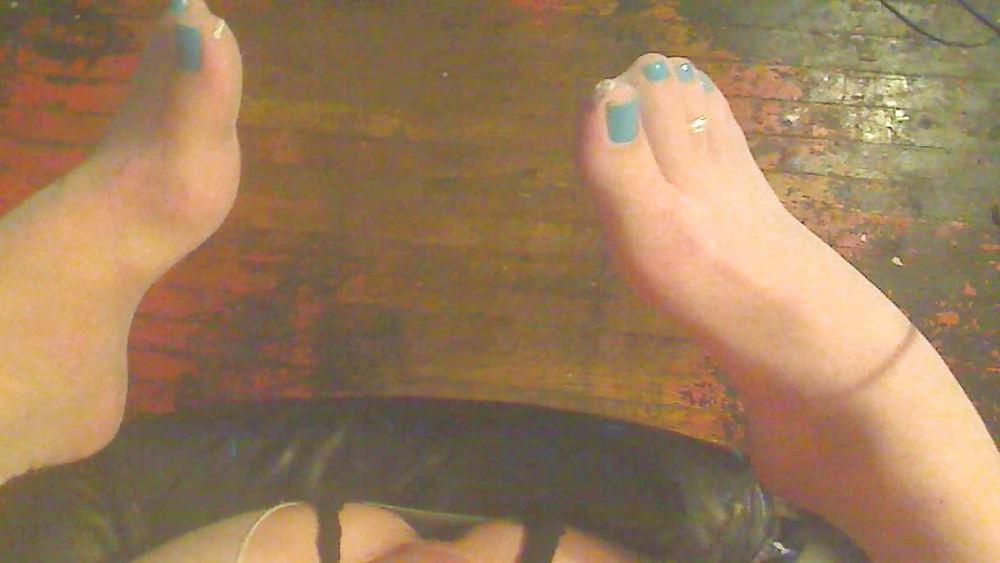 24P Amateur femme boy in white nylons and blue toes