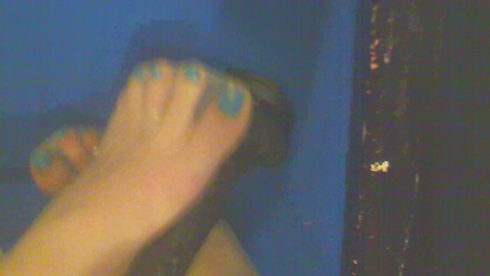24P Amateur femme boy in white nylons and blue toes