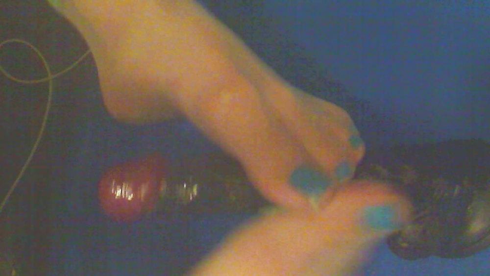 24P Amateur femme boy in white nylons and blue toes