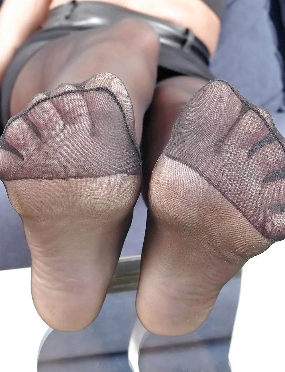 25P Amateur Woman shows Pantyhosefeet 14