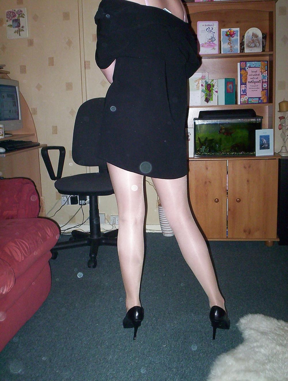 8P Amateur wife pantyhose legs