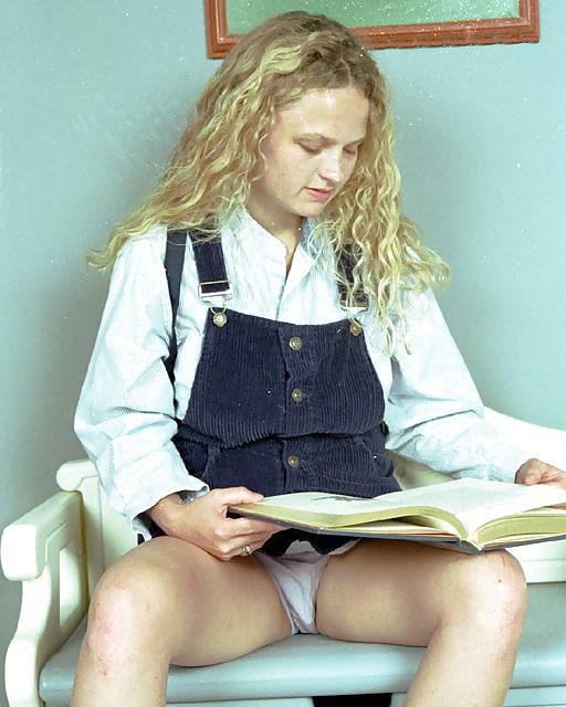 10P Die blonde Amateurin Sandra posiert