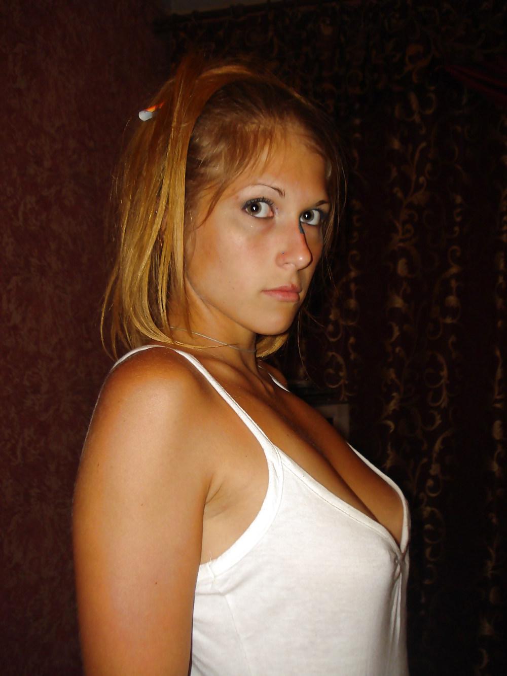 25P Amateur blond posing