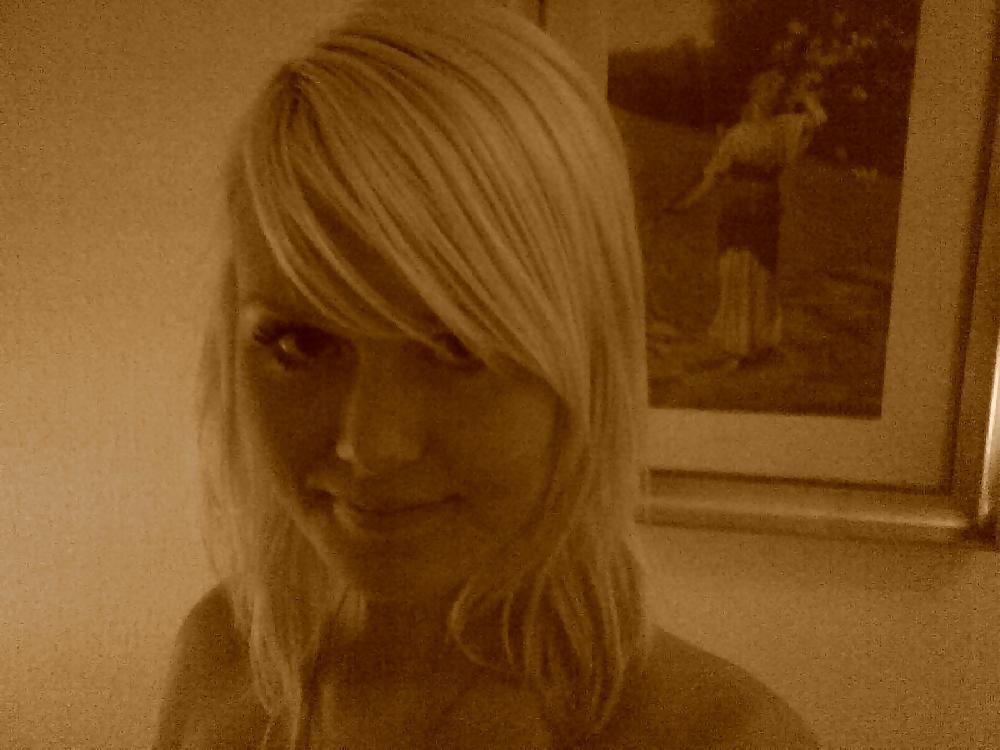 17P Hot Blonde Amateur Posing and in the Shower