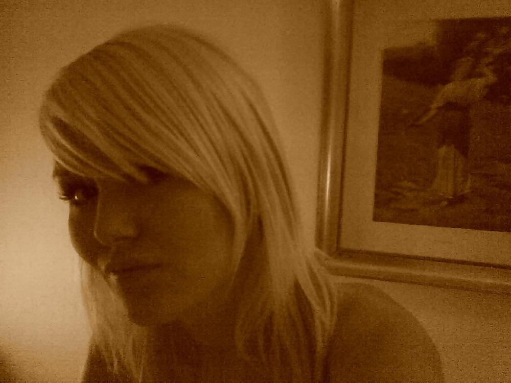 17P Hot Blonde Amateur Posing and in the Shower