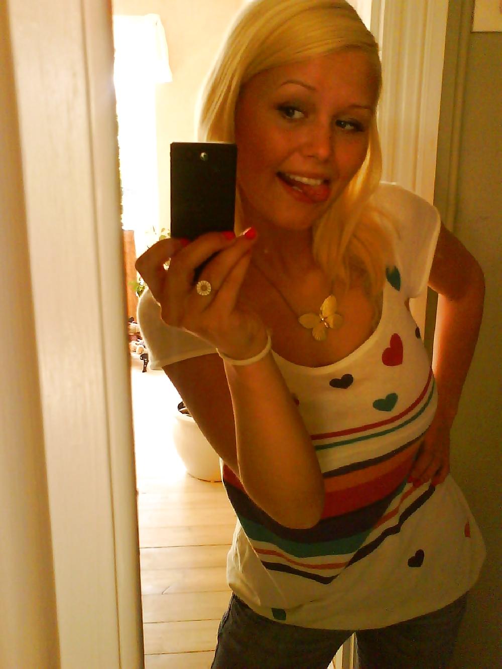 17P Hot Blonde Amateur Posing and in the Shower