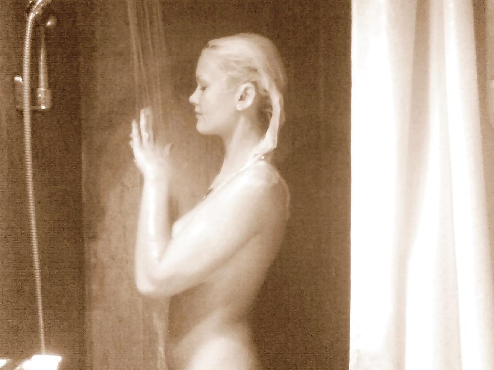 17P Hot Blonde Amateur Posing and in the Shower