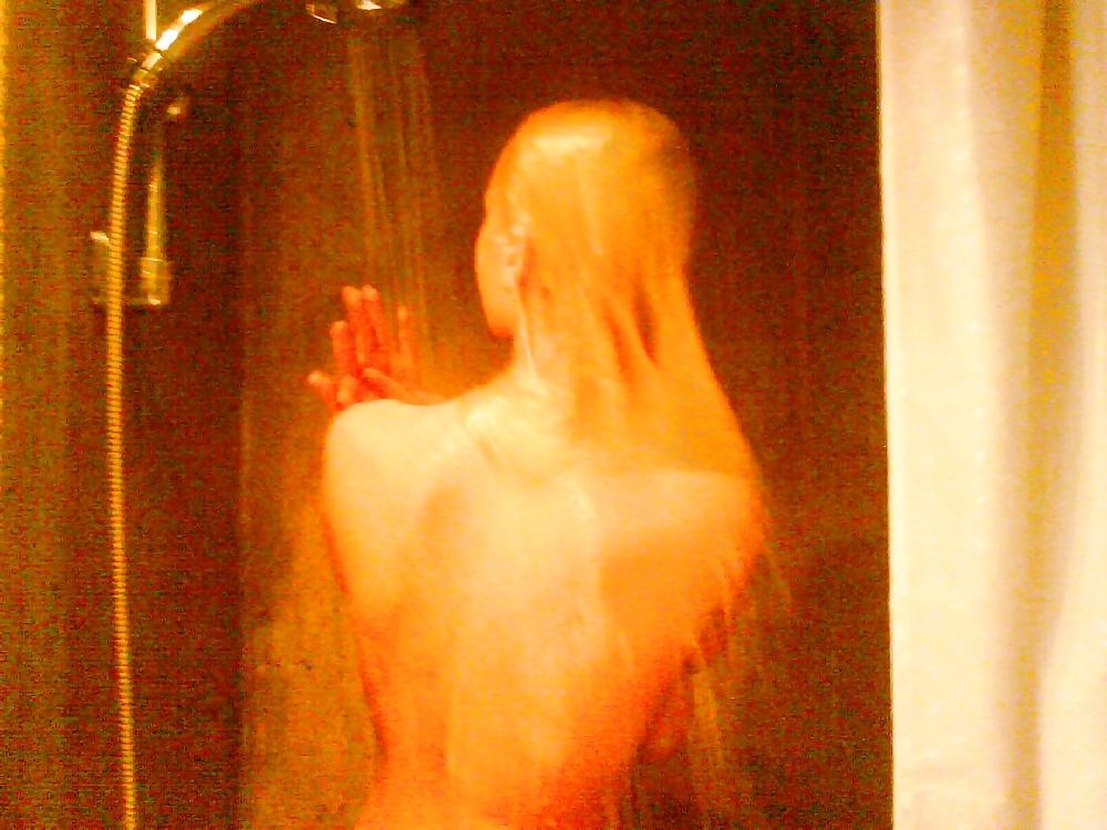 17P Hot Blonde Amateur Posing and in the Shower
