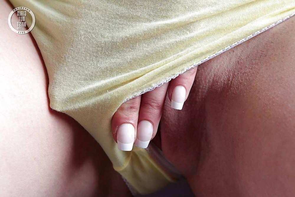 16P Amateur babe inserts a long dildo into her pink shaved cunt