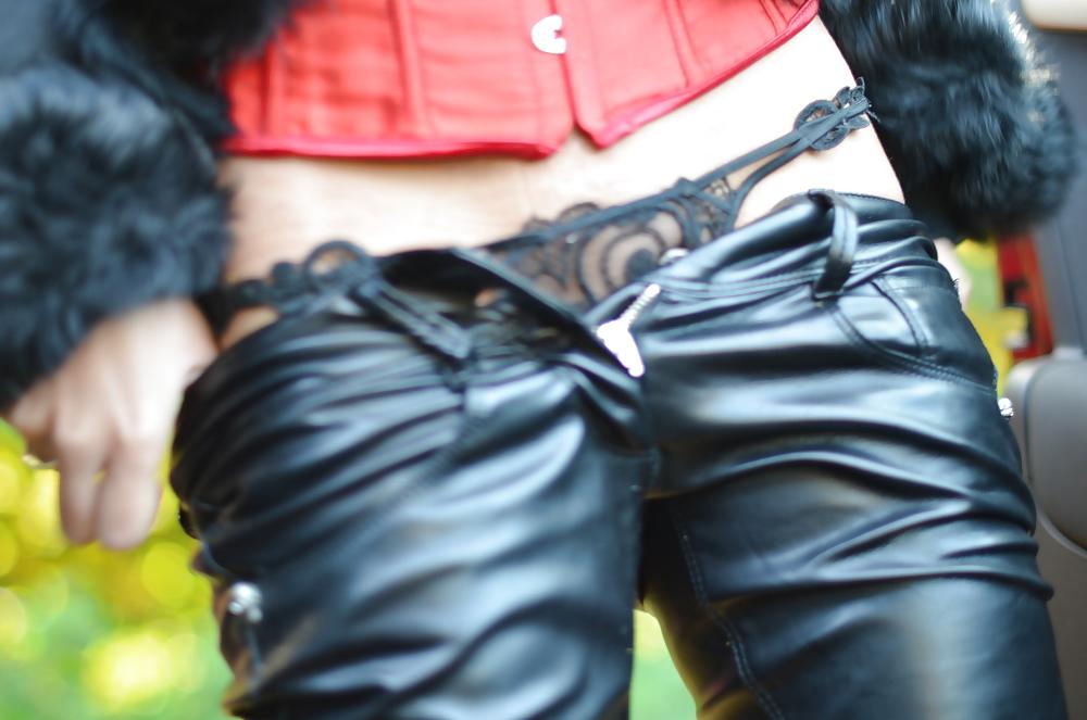 8P Julie skyhigh in boots & leather miss sixty: gangbang girl