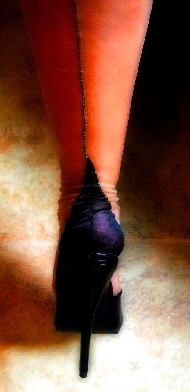 25P Curvy mature amateur in retro lingerie and FF nylons