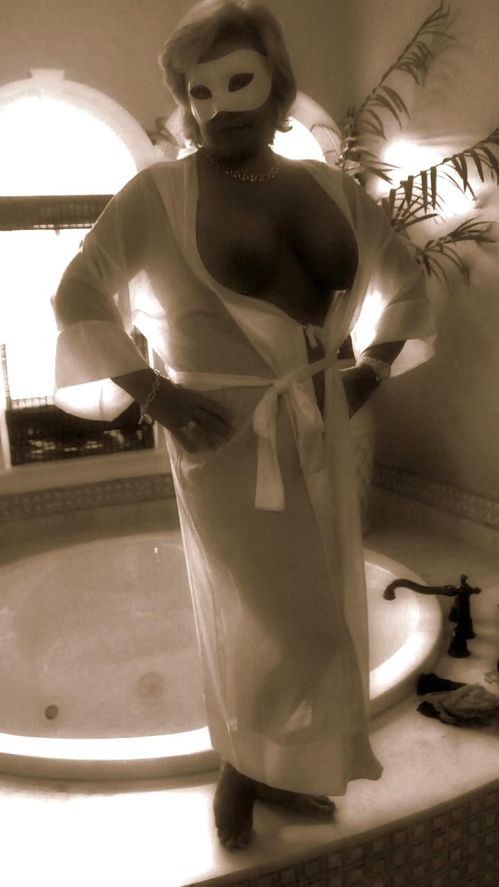 25P Curvy mature amateur in retro lingerie and FF nylons
