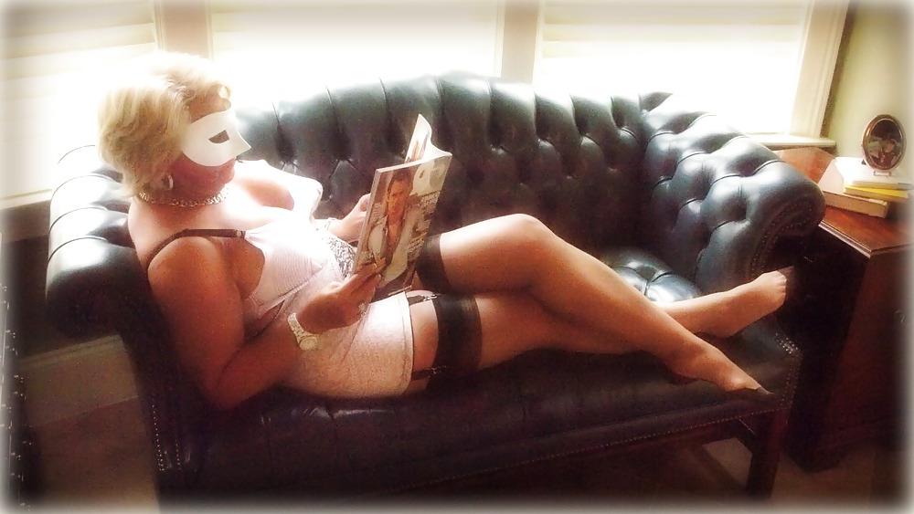 25P Curvy mature amateur in retro lingerie and FF nylons