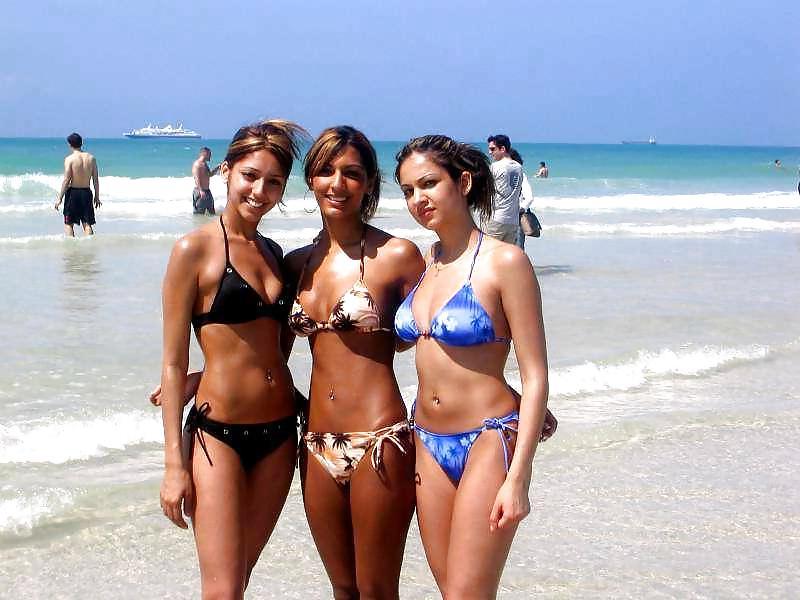 25P Great Mix of Sexy Amateur Bikini Girls