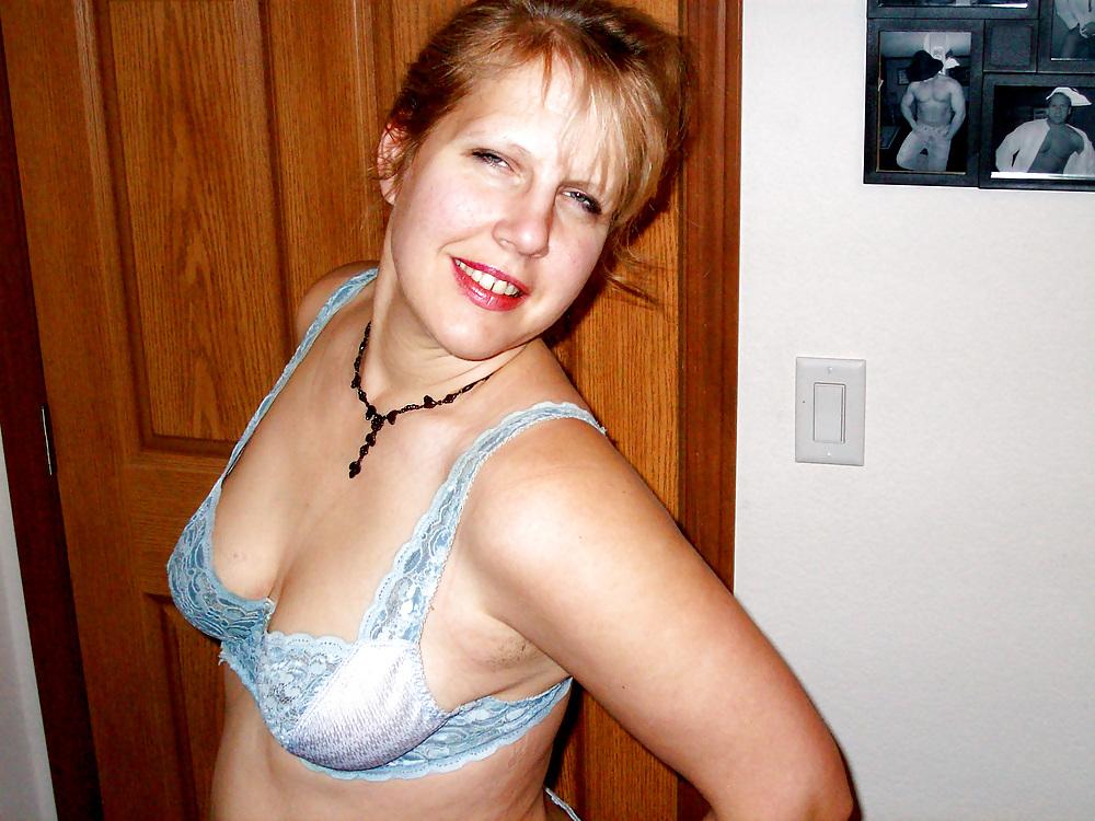 25P The Best of Exposed Wife Laura