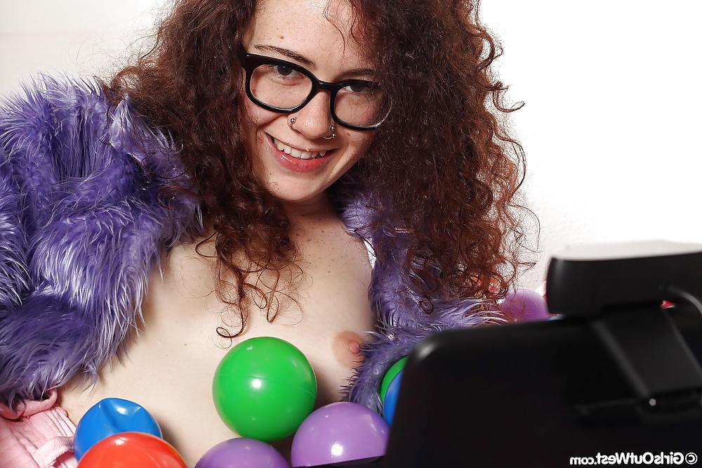 16P A hairy amateur girl Rosie doing a webcam show
