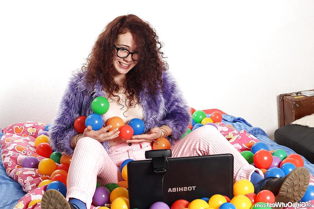 16P A hairy amateur girl Rosie doing a webcam show