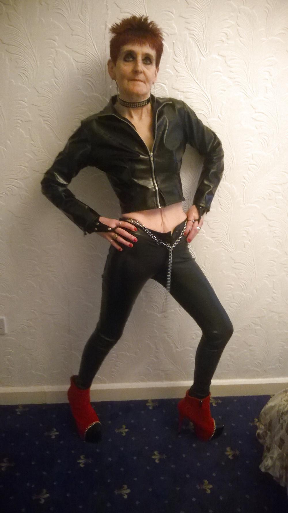 6P Meine PVC-Amateur-Milfschlampe ist jetzt eine Rothaarige