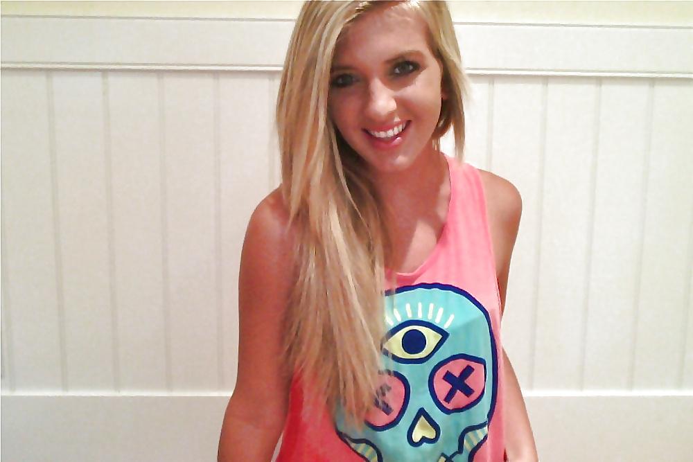 25P Pretty amateur teen blonde in sexy & naked pics