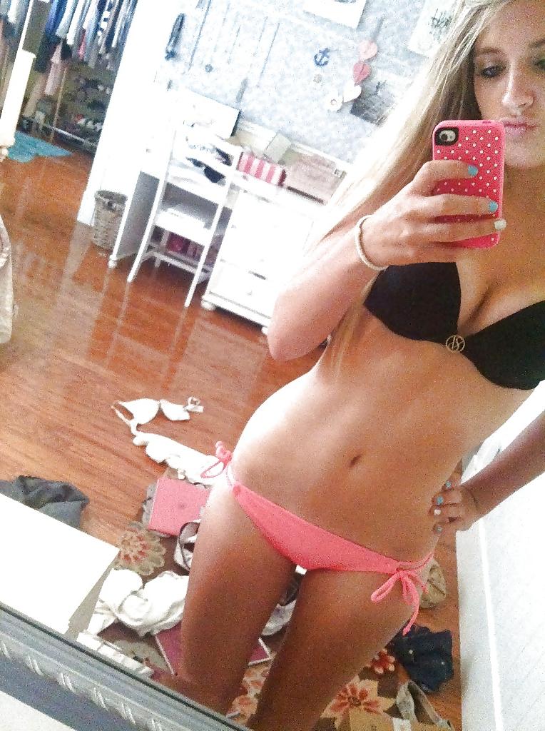 25P Pretty amateur teen blonde in sexy & naked pics
