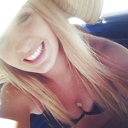 25P Pretty amateur teen blonde in sexy & naked pics