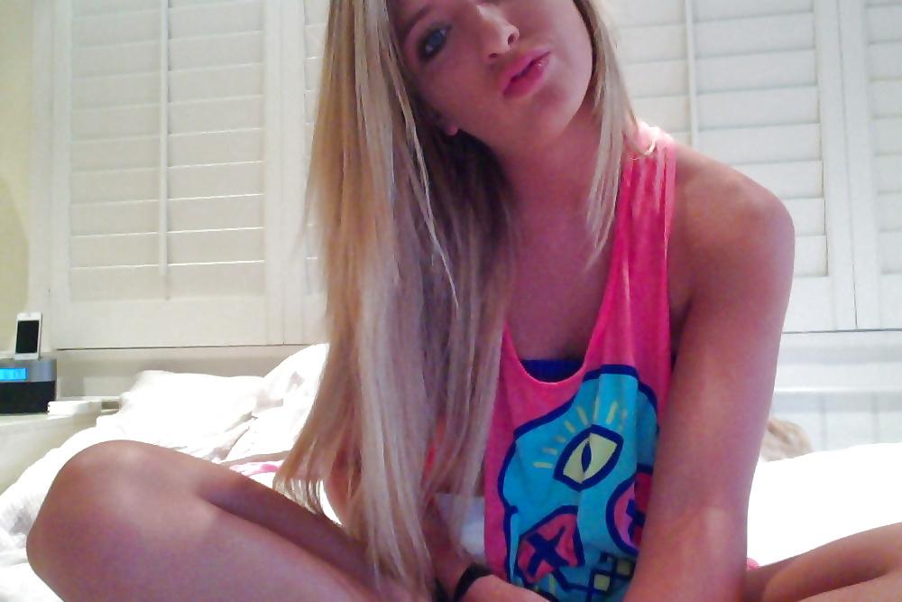 25P Pretty amateur teen blonde in sexy & naked pics