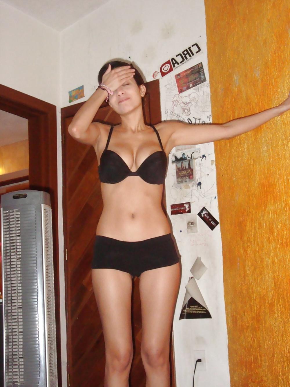 10P Brunette Amateur In Room