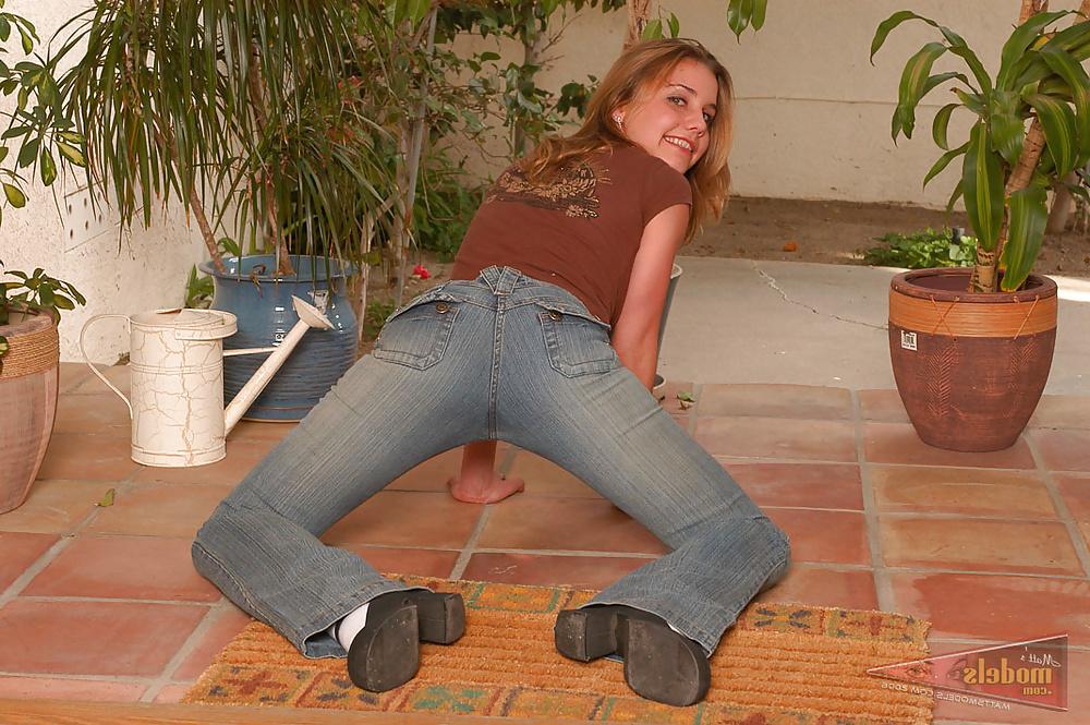 22P Cute 18 Year Old Real Amateur Mandy gets Naked on Cam