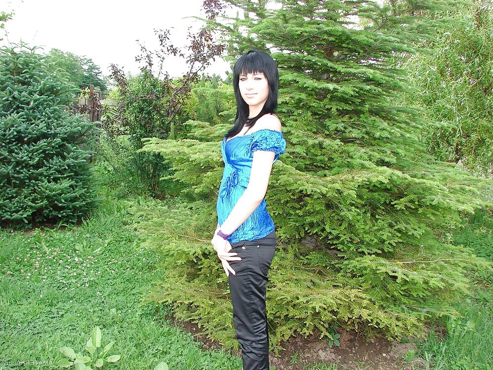 17P Amateur Brunette Teen Exposes in Park
