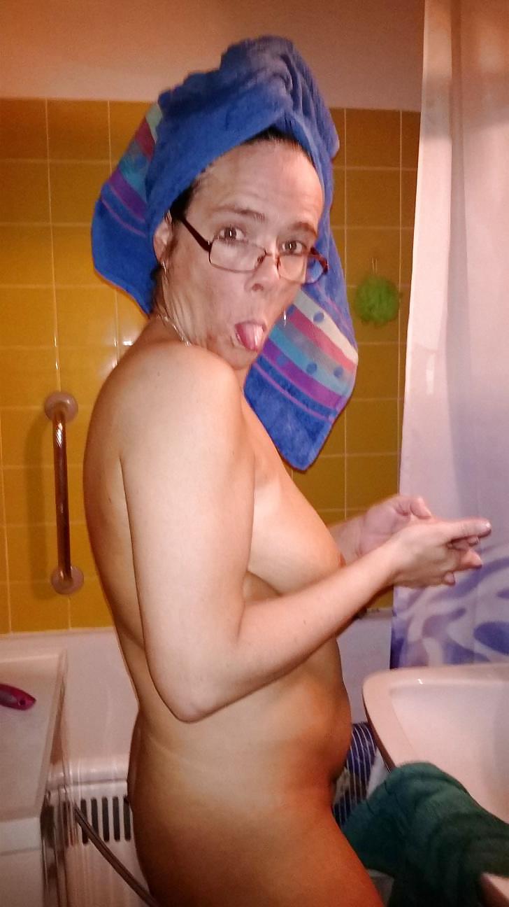 25P Busty amateur in the bath