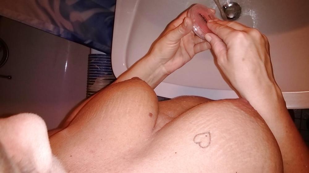 25P Busty amateur in the bath