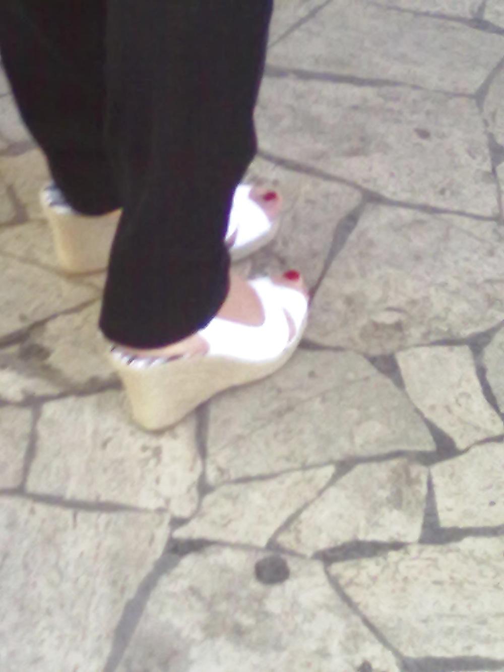 23P Foto amatoriali Signora in zoccoli