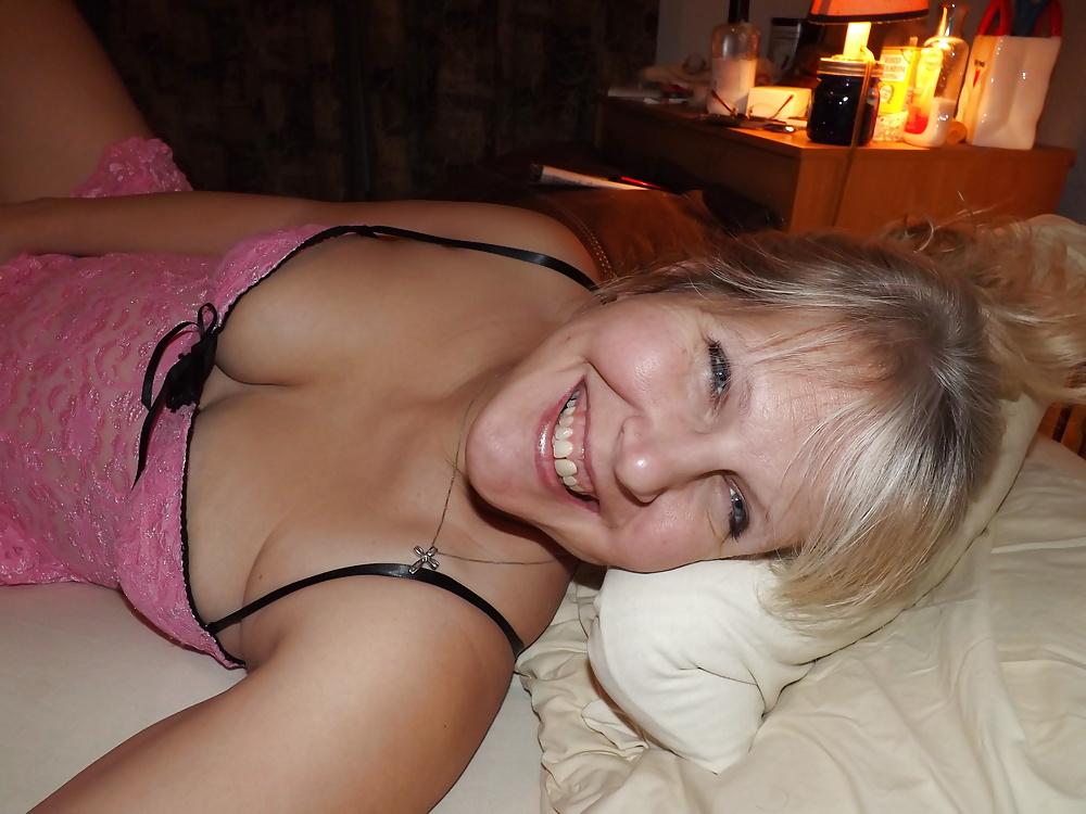 25P Laura the hot-wife 