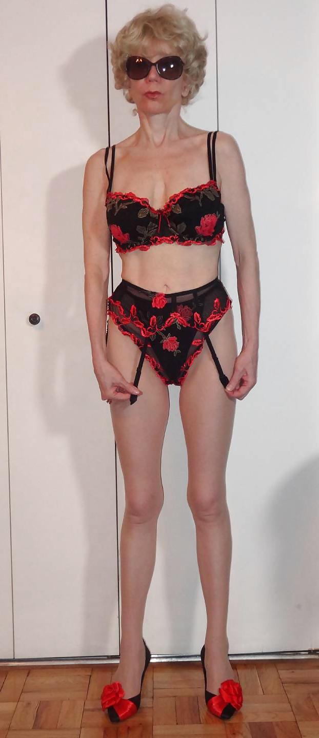 25P Amateur Hardbodied Granny Loves Showing Off In Lingerie