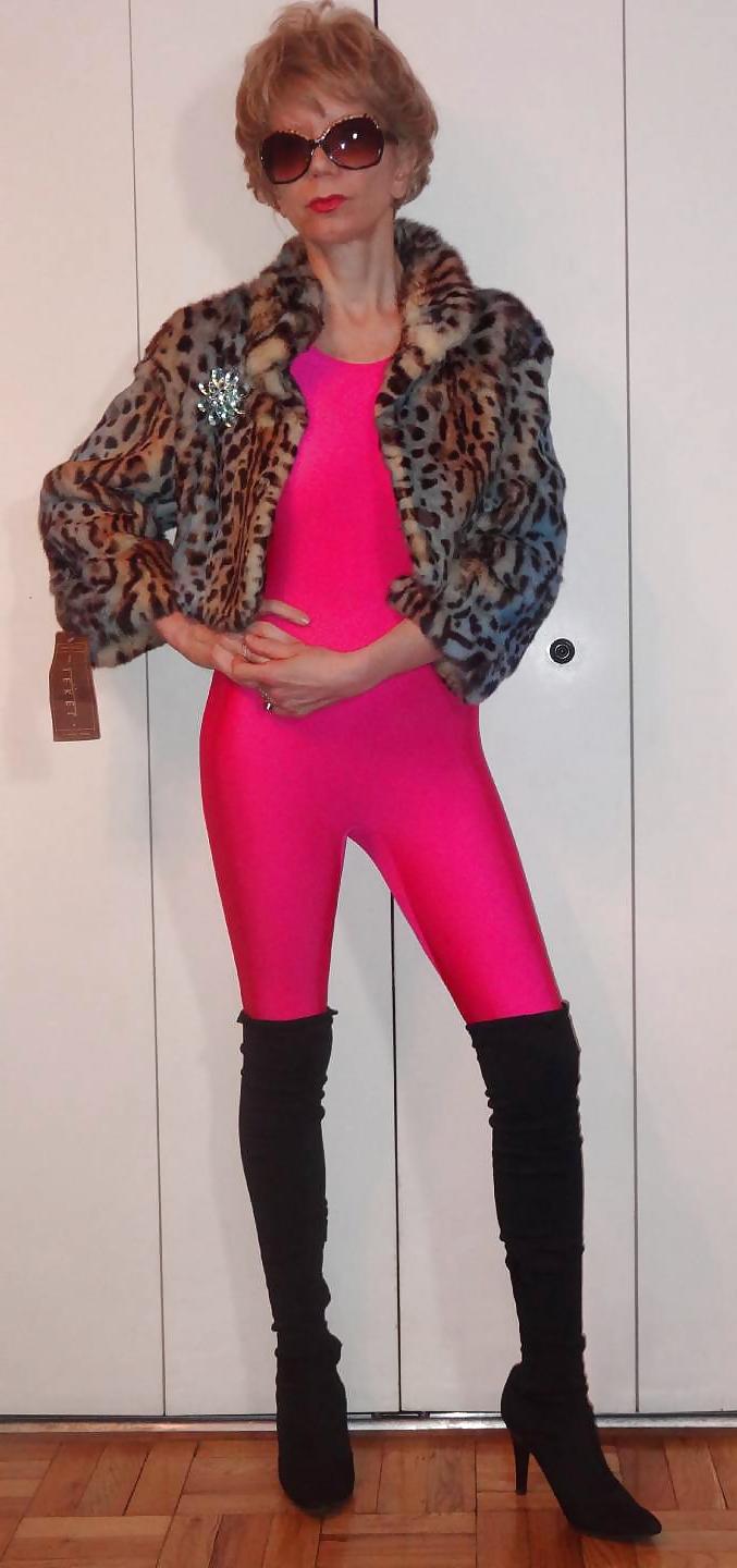 25P Amateur Hardbodied Granny Loves Showing Off In Lingerie