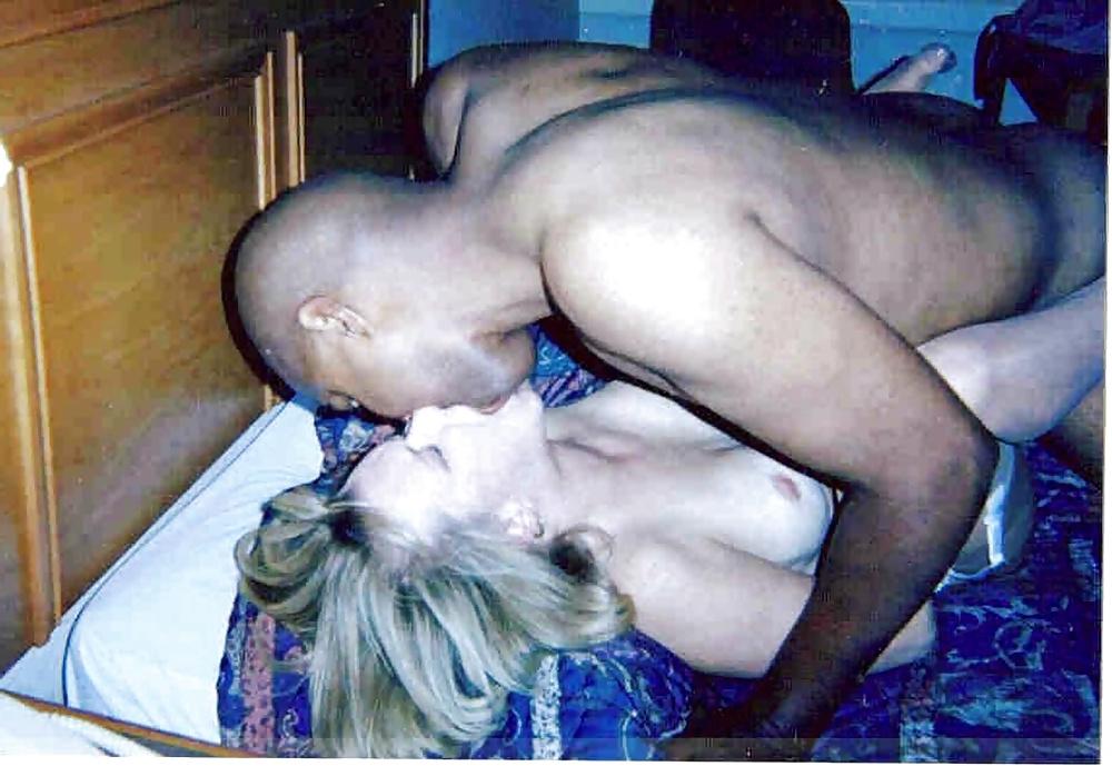 25P White woman satisfies her carnal need with BBC.