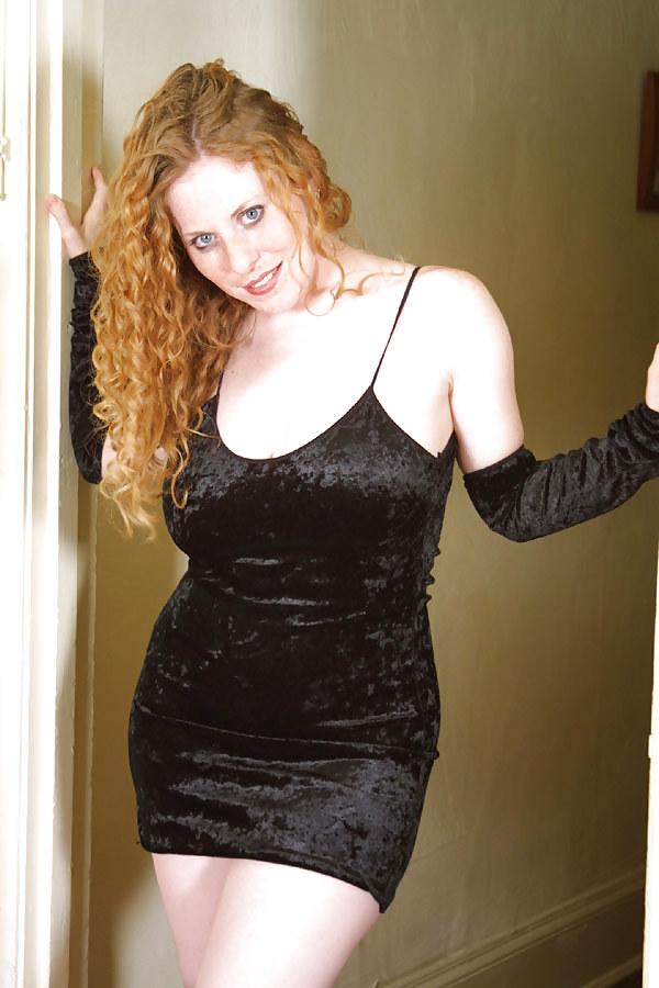 25P Kira rothaarige Amateurin zeigt ihr Samtkleid