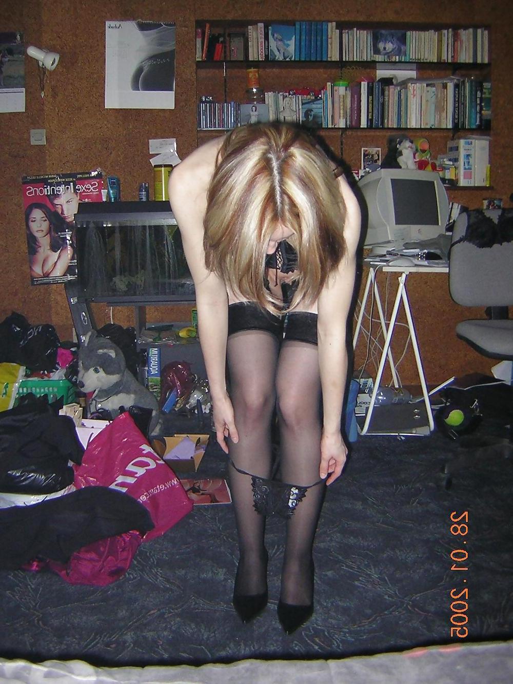 25P AMATEUR POSING IN LINGERIE