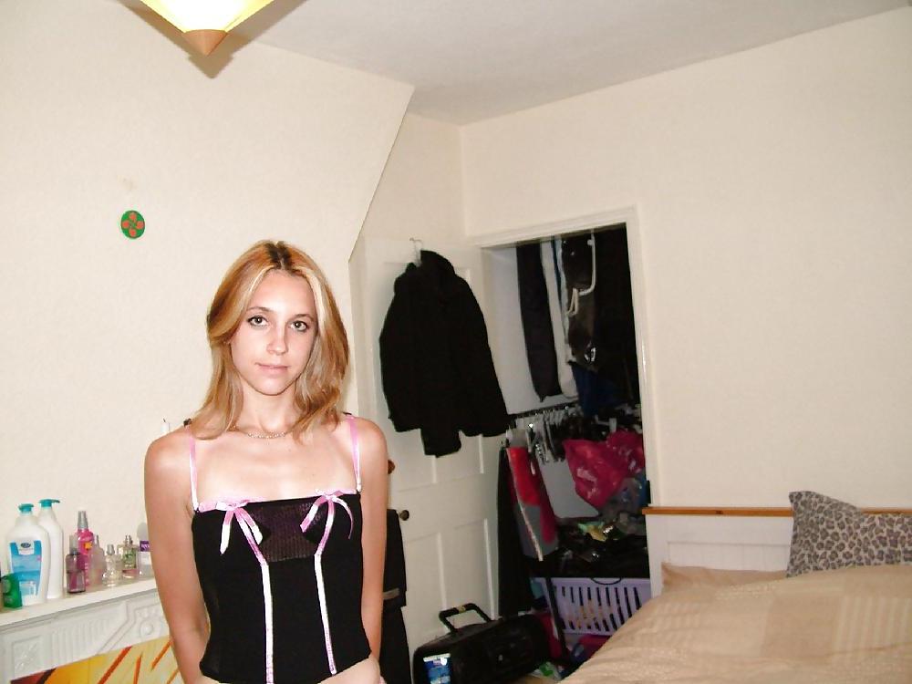 25P AMATEUR POSING IN LINGERIE