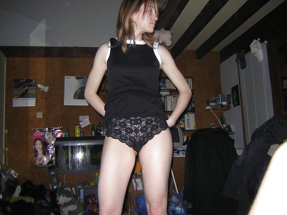 25P AMATEUR POSING IN LINGERIE