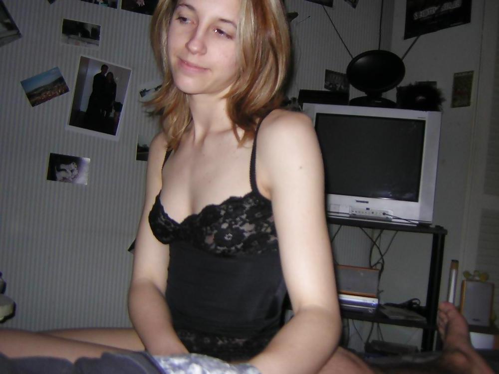 25P AMATEUR POSING IN LINGERIE