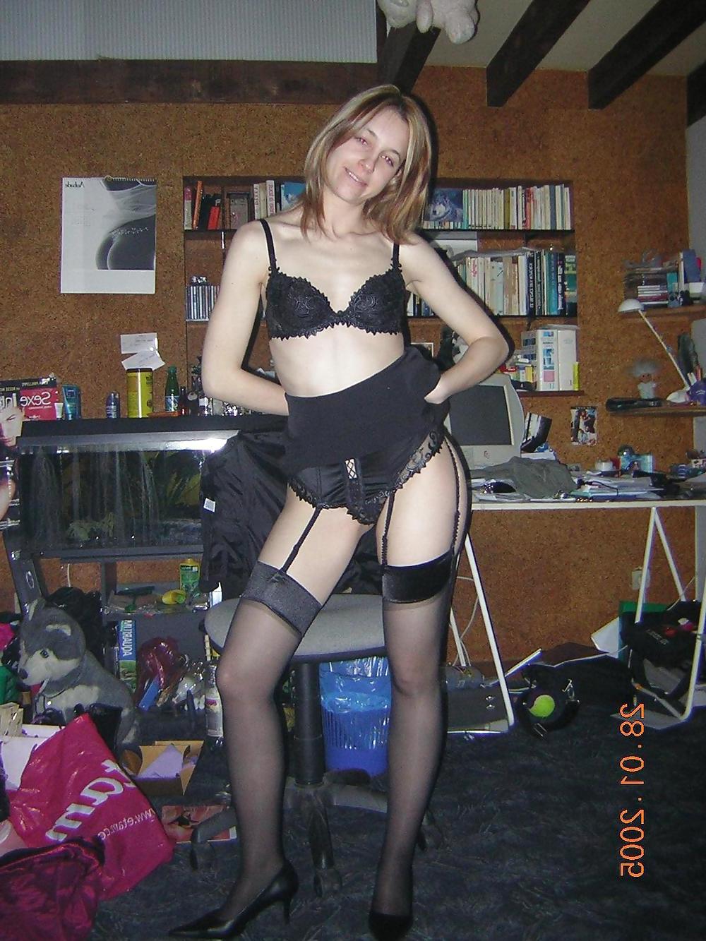 25P AMATEUR POSING IN LINGERIE