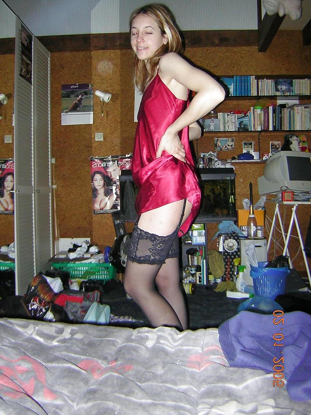 25P AMATEUR POSING IN LINGERIE